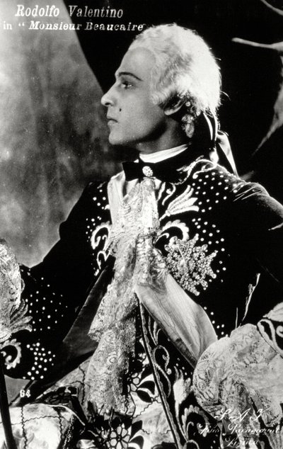 Der berühmte Stummfilmschauspieler Rodolfo Valentino in einem aufwendigen Bühnenkostüm im Stil des 18. Jahrhunderts für den Film 