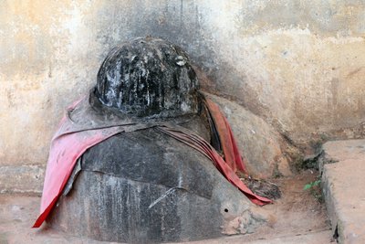 Voodoo-Fetisch am Eingang eines Klosters, Togoville, Togo von Unbekannt