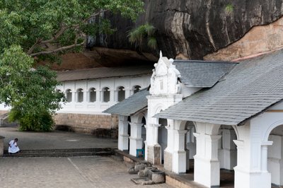 Weißes Gebäude unter einer Felswand; Höhlentempel; Goldener Tempel; Dambulla; Sri Lanka; Asien von Unbekannt