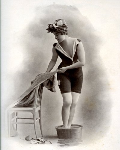 Junge Frau im Badeanzug (aus der Belle Époque) nimmt ein Fußbad, um 1900 (s/w Foto) von Unbekannter Künstler