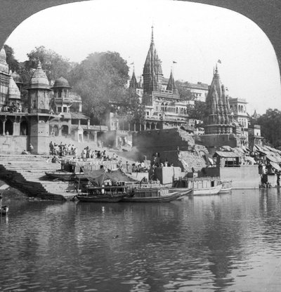 Ein brennender Ghat am Ganges in Benares Varanasi, Indien, 1900er Jahre von Underwood and Underwood