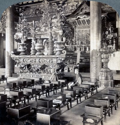 Buddhistische Priester im Ikegami-Tempel, Omori, Japan von Underwood and Underwood