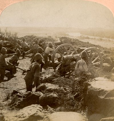 Cape-Garnison-Artillerie macht es den Buren am Modder River, Südafrika, 1900 heiß von Underwood and Underwood