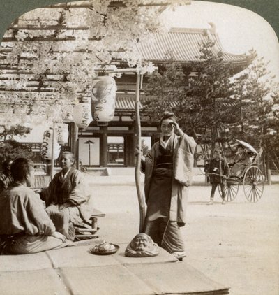 Hängende Wisteria-Büschel über einer Teehause-Veranda, Kyoto, Japan, 1904 von Underwood and Underwood