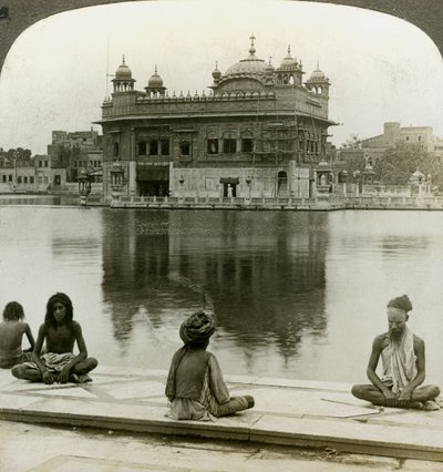 Fakire in Amritsar, Blick nach Süden über den Heiligen Teich zum Goldenen Tempel, Indien, um 1900 von Underwood and Underwood