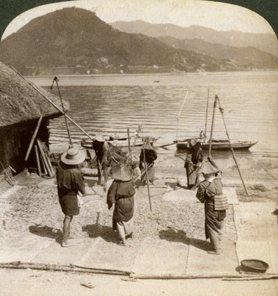 Dreschen von Gerste neben einem Fischerstrand am Binnenmeer, Japan, 1904 von Underwood and Underwood