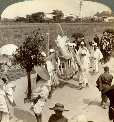 Trauerzug eines reichen Buddhisten, auf dem Weg nach Sakai, Blickrichtung Osaka, Japan, 1904 von Underwood and Underwood