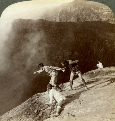 Durch schwefelhaltige Dämpfe in die Kratertiefen blicken, Aso-San, Japan, 1904 von Underwood and Underwood
