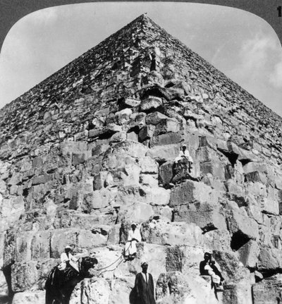 Blick auf die nordöstliche Ecke der Großen Pyramide, Ägypten, 1905 von Underwood and Underwood