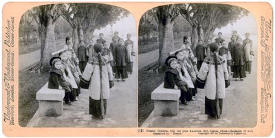 Missionskinder, mit einem kleinen amerikanischen Mädchen, Kanton, China, 1900 von Underwood and Underwood