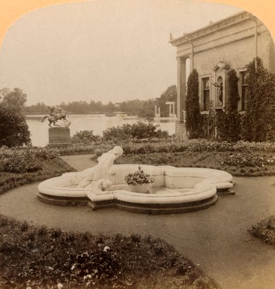 Narzissenbrunnen auf der Kaiserininsel, Kolonistenpark, Palastgelände von Peterhof, Russland von Underwood and Underwood