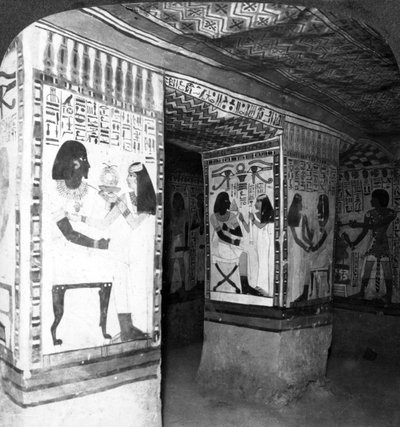 Bemalte Grabkammer in den Felsen der Klippen von Theben, Ägypten, 1905 von Underwood and Underwood