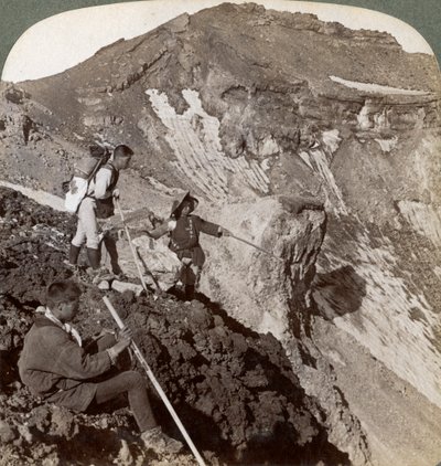 Blick vom lavaüberzogenen Rand in den Krater des Mount Fuji, Japan, 1904 von Underwood and Underwood