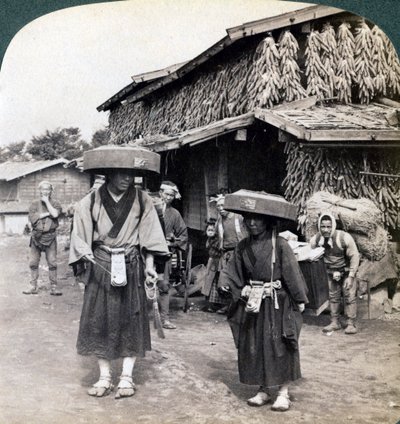 Pilgerbettler, die kleine Gongs schlagen, in der Nähe des Kawaguchi-Sees, Japan von Underwood and Underwood