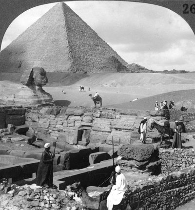 Ruinen des Granittempels, die Sphinx und die Große Pyramide, Ägypten, 1905 von Underwood and Underwood