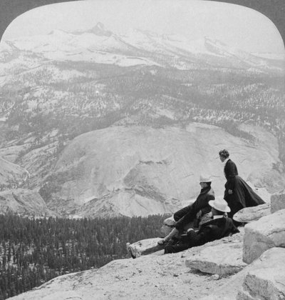 Blick vom Clouds Rest über das Little Yosemite Valley zum Mount Clark, Kalifornien, USA, 1902 von Underwood and Underwood