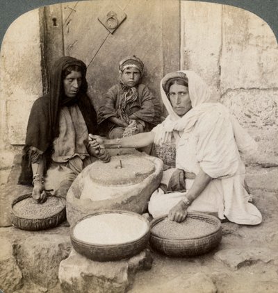 Frauen mahlen in der Mühle, Palästina, 1900 von Underwood and Underwood