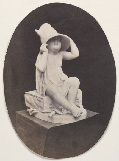 Statue eines Jugendlichen mit großem Hut aus einem John R. Johnston Album von Unidentified Photographer.