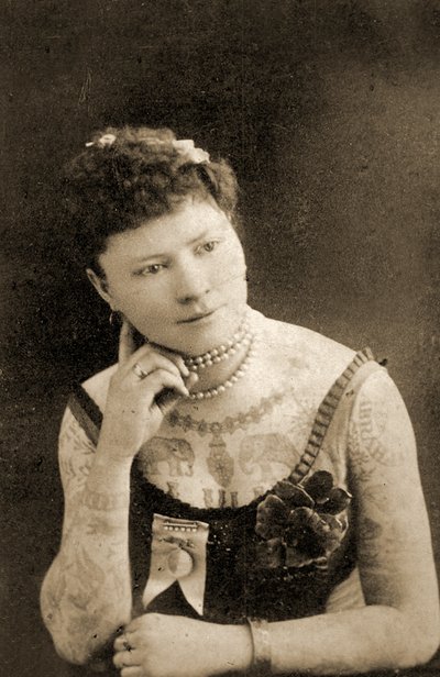Porträt einer tätowierten Frau, ca. 1905 von Unknown