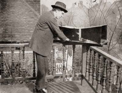 Archibald Montgomery Low mit dem Audiometer, aus Master Minds of Modern Science, veröffentlicht 1930 von Unknown