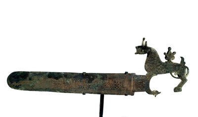 Bronzesäge mit dekorierter Klinge. Tierförmiger Griff von Unknown artist