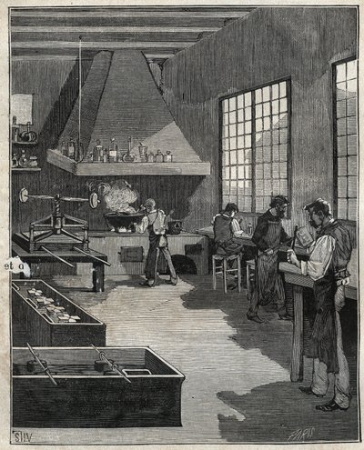 Galvanische Goldschmiedekunst: Vorbereitung der Formen. Gravur von 1885 in „Les arts et métiers illustrés“ von Adolphe Bitard. von Unknown artist