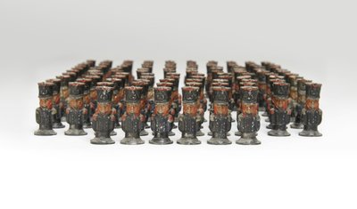 Große Gruppe von Zinnsoldaten oder Kampagnenkartenmarkierungen in Form von französischer Infanterie, ca. 1810-14 von Unknown artist