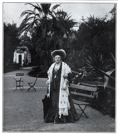 Porträt von Madame Juliette Adam (geb. Lambert) (1836-1936), französische Schriftstellerin, Polemikerin und Feministin in Nizza 1905 von Unknown artist