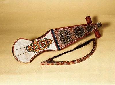 Saiteninstrument; Rabab (Rubab, Robab, Rebab, Rubob, Rawap). Ursprünglich aus Nordafrika von Unknown artist