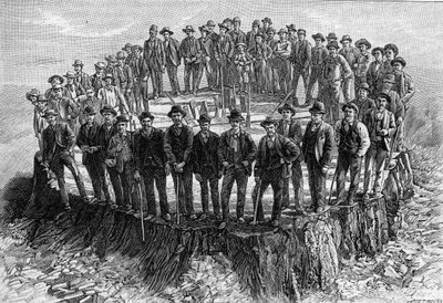 Der Stamm des „Sequoia Gigantea“ ist für das American Museum of Natural History in New York bestimmt, mit den 52 Arbeitern, die an seiner Fällung gearbeitet haben (nach einer Fotografie). Gravur in „La Nature: revue des sciences et de leurs applications“ von Unknown artist