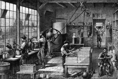 Ansicht des Inneren einer Seltzerwasserfabrik (kohlensäurehaltiges Wasser): Es wird dank eines starken Drucks in einer Flasche namens Siphon hergestellt. Verschiedene Stufen, Herstellung und Abfüllung. Gravur von Unknown artist