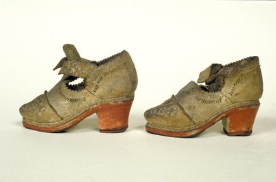Modell eines roten Absatzschuhs aus dem 17. Jahrhundert, Museo del Castello, Mailand von Unknown artist