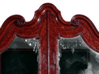 Möbel: Trumeau aus Rosenholz. Detail des oberen Teils. Ca. 1735. Privatbesitz von Unknown artist