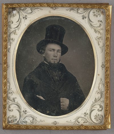 Porträt eines sitzenden Mannes mit Kinnbart und Zylinder von Unknown artist
