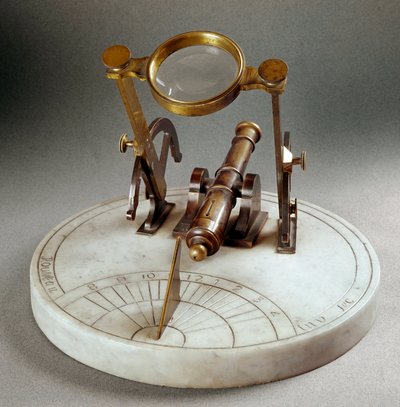 Sonnenuhr genannt „Cannon de midi“ (Cannone di mezzogiorno): Sie besteht aus einer Marmorplatte, auf der ein Meridian eingraviert ist. Eine geneigte Linse ermöglicht es, das Pulver eines kleinen messinglosen Laufs um Mittag zu entzünden. Durchmesser 30 cm. von Unknown artist