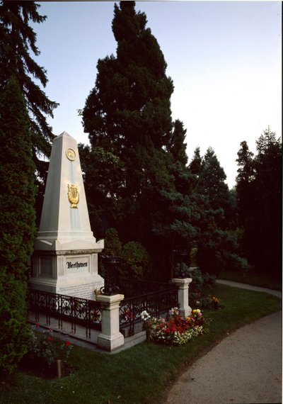 Ansicht des Grabes des deutschen Komponisten Ludwig van Beethoven (1770-1827) auf dem Zentralfriedhof von Wien, Österreich von Unknown artist