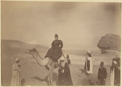 Frau reitet auf einem Kamel von Unknown artist