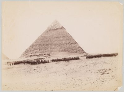 19. Husaren vor einer Pyramide in Gizeh, Ägypten, um 1882 von Unknown