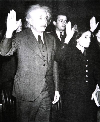 Albert Einstein mit seiner Stieftochter Margot bei der Ablegung des US-Bürgereids, New Jersey von Unknown photographer