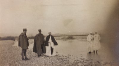 Album des Ersten Weltkriegs in Friaul-Julisch Venetien: Offiziere und Rotkreuzschwestern über dem Fluss Natisone von Unknown photographer