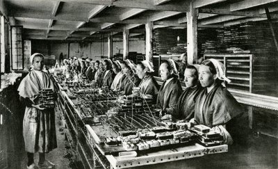 Sardinenkonservierung, Sardinenindustrie, Finistère, Bretagne von Unknown photographer