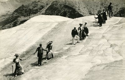 Chamonix (Haute-Savoie, Alpen): Überquerung des Mer de Glace durch eine Gruppe eleganter Touristen mit ihrem Savoyer Führer von Unknown photographer