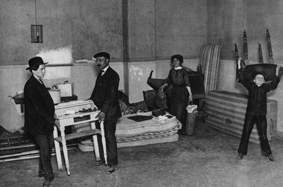 Alltagsleben, Szene eines Umzugs in einem Gebäude in Paris. Fotografie, Ende des 19. Jahrhunderts, Paris. Sammlung Selva. von Unknown photographer