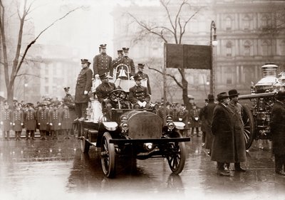 Feuerwehren mit neuen Feuerlöschpumpen und Fahrzeug, New York 1913. Fotografie von Unknown photographer