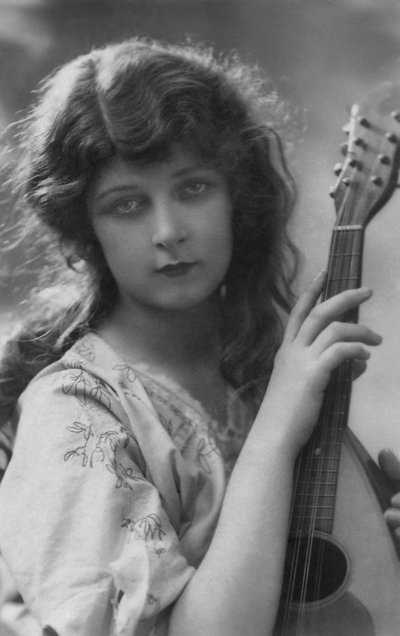 Französische Postkarte einer schönen jungen Frau mit neapolitanischer Mandoline, ca. 1912 von Unknown photographer