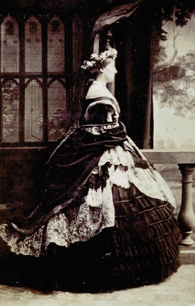 Ganzkörperporträt der Herzogin von Manchester im Abendkleid von Unknown photographer