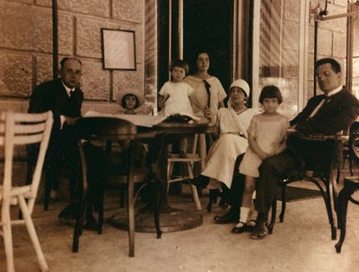 Gruppe von Menschen in einem Café in Pula fotografiert von Unknown photographer