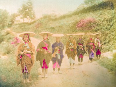 Japanische Frauen. Sieben japanische Frauen stehen in einer Reihe auf einer Landstraße. Japan, um 1910. von Unknown photographer