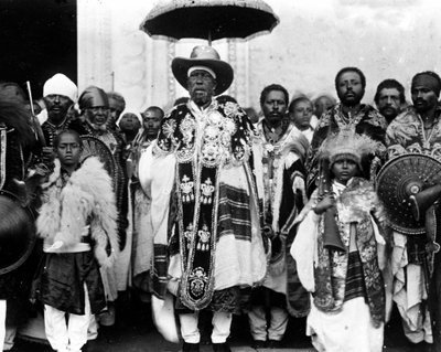 König Menelik II. (1844-1913) umgeben von seinem Hof. Äthiopien von Unknown photographer
