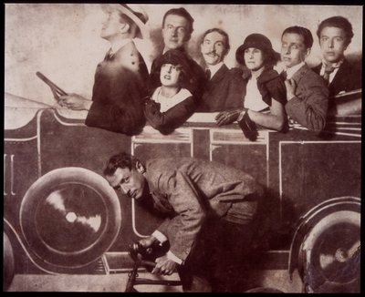 Max Morise, Simone Breton, Paul Eluard, Joseph Delteil, Gala Desnos, Andre Breton und Max Ernst (auf dem Fahrrad) auf der Foire de Montmartre von Unknown photographer